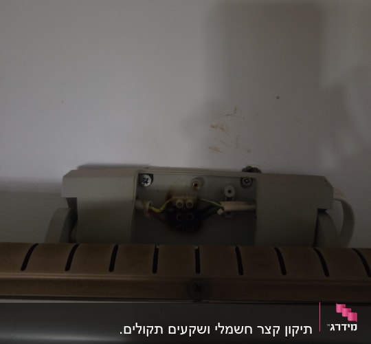 חיבור חשמלי על קיר עם כבלים חשופים
